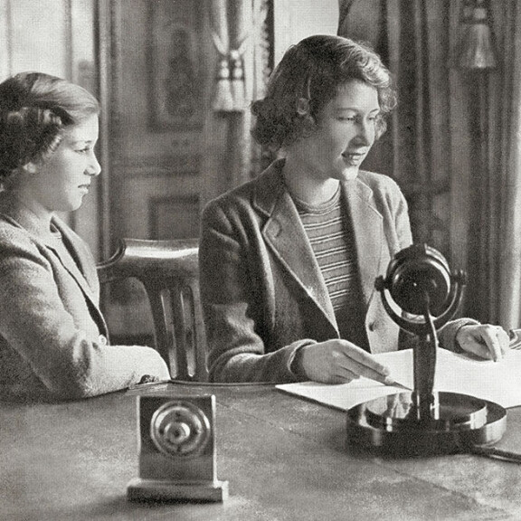 Prinsessasiskokset Elisabet ja Margaret valmistautuvat radiolähetykseen vuonna 1940. Prinsessat Elisabet ja Margaret