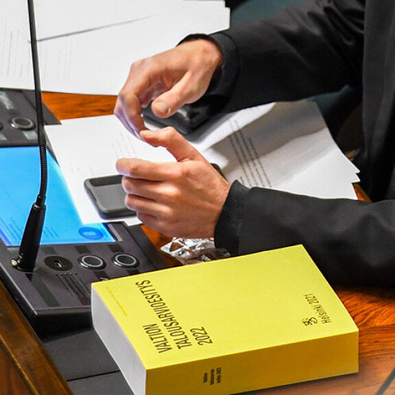 Missä on vihkisormus? Jussin sormet