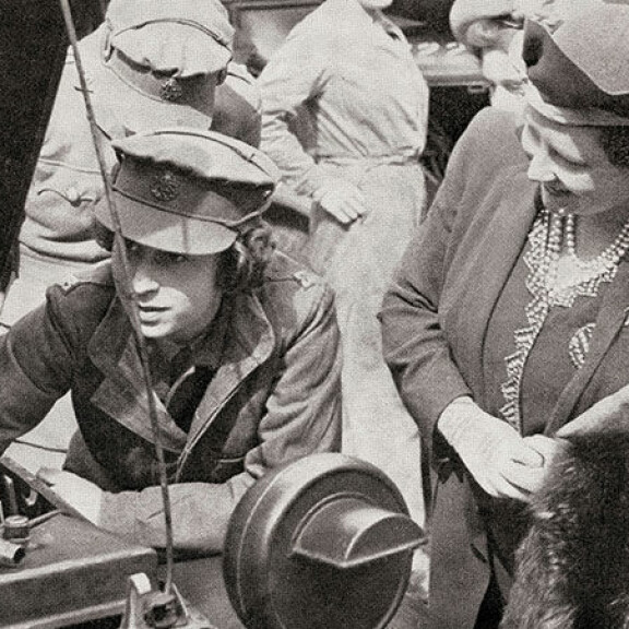 Elisabet esittelee mekaanikon taitoja äidilleen vuonna 1945. Prinsessa Elisabet ja kuningatar Elisabet
