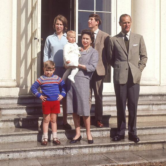 Elisabetin toiveesta hallitsijaparin perhe kasvoi vielä 1960-luvulla kahdella iltatähdelle - prinssi Andrew'lla ja Edwardilla. Hallitsijapari Elisabet ja Philip sekä Andrew, Edward, Anne ja Charles