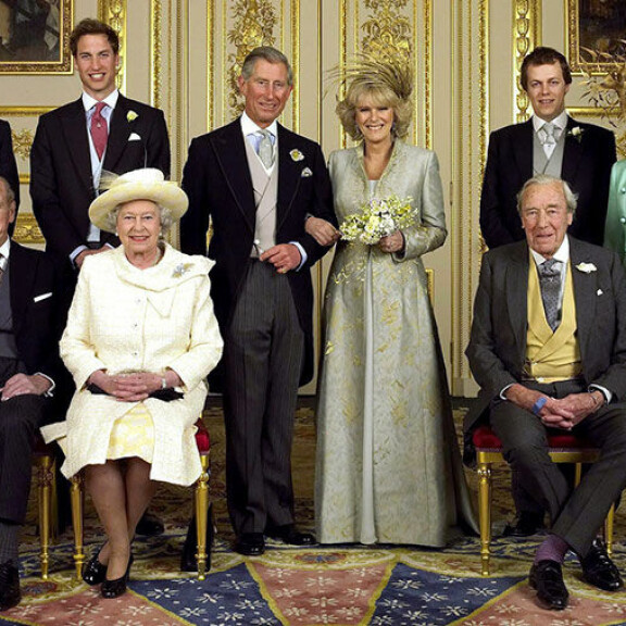 Pitämässään hääpuheessa Elisabet totesi poikansa Charlesin vihdoin päässeen kotiin rakastamansa naisen luokse. Hallitsijapari Elisabet ja Philip, prinssit Charles, William ja Harry, herttuatar Camilla, Bruce Shand, Tom ja Laura Parker-Bowles