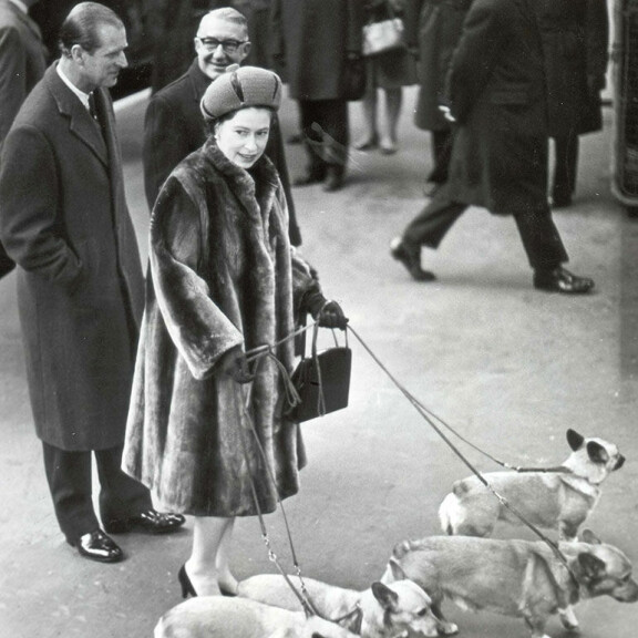 Vuonna 1968 Elisabetin corgit pääsivät mukaan hallitsijan työmatkalle. Kuningatar Elisabet ja prinssi Philip