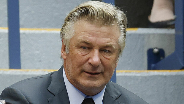 Järkyttävä onnettomuus elokuvan kuvauksissa: Alec Baldwin ampui pääkuvaajan kuoliaaksi ja haavoitti ohjaajaa! Alec Baldwin