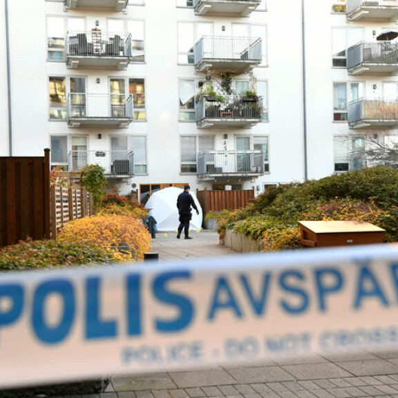 Rikospaikka. Oviaukon luo on pystytetty suojapeite. Rikospaikan vieressä on teknisten tutkioiden havaintoja (keltaiset merkit). Tapahtumapaikka