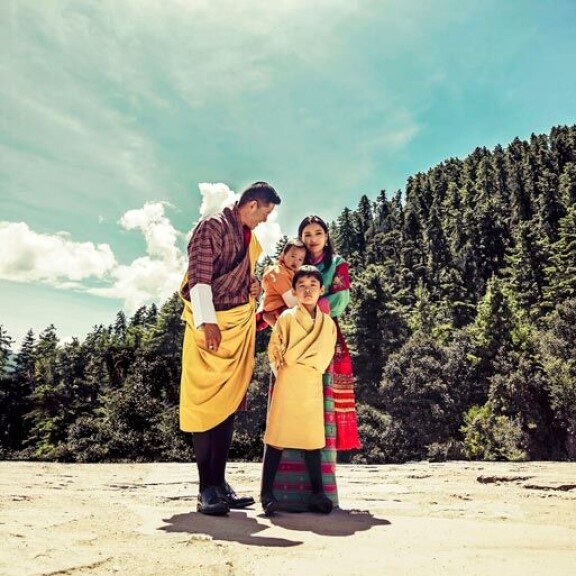Jigme Khesar ja Jetsun Pema viettivät posliinihäitään – tuore perhepotretti julki Jigme Khesar Namgyel Wangchuck ja Jetsun Pema