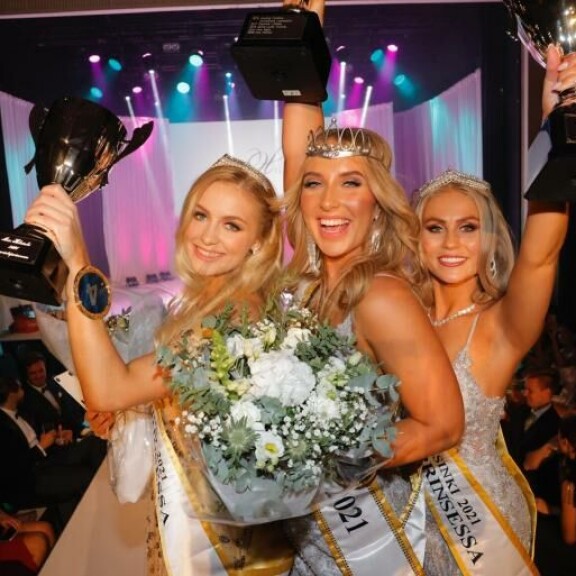 1. perintöprinsessa on Milla Partanen ja 2. perintöprinsessa on puolestaan Maria Shcherbina. Keskellä onnellinen Oona. 1. perintöprinsessaksi kruunattiin Milla Partanen ja 2. perintöprinsessa on Maria Shcherbina.