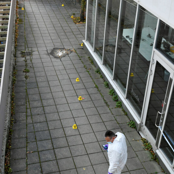 Poliisin teknisiä tutkijoita rikospaikan maastossa, Hammarbyssa eteläisessä Tukholmassa. Eristetty alue käydään sentti sentiltä läpi. Investig