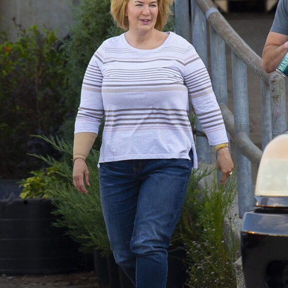Renée Zellweger näytti varsin tavalliselta ikäiseltään naiselta kuvauksissa New Orleansissa. Vai onko hän sittenkään oikeasti tämän näköinen.... Renee