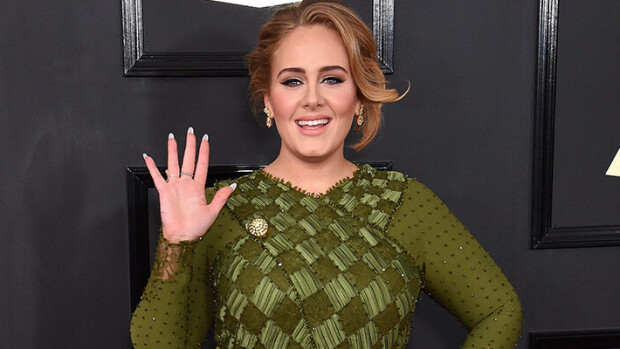 Nahkapukuun sonnustautunut Adele piiloutui luksuslaukkunsa taakse - katso hulvaton kuvasarja suhdeonnea hehkuvasta tähdestä! Adele