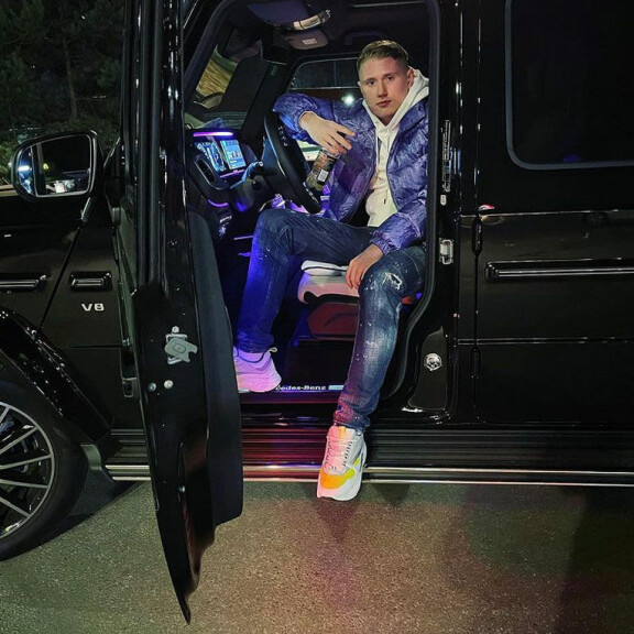 Musiikillinen lahjakkuus, kova työ ja sitä seurannut menestys tekivät nuoresta, rikostaustaisesta miehestä arvostetun tekijän Ruotsin artistiskenessä. Einar