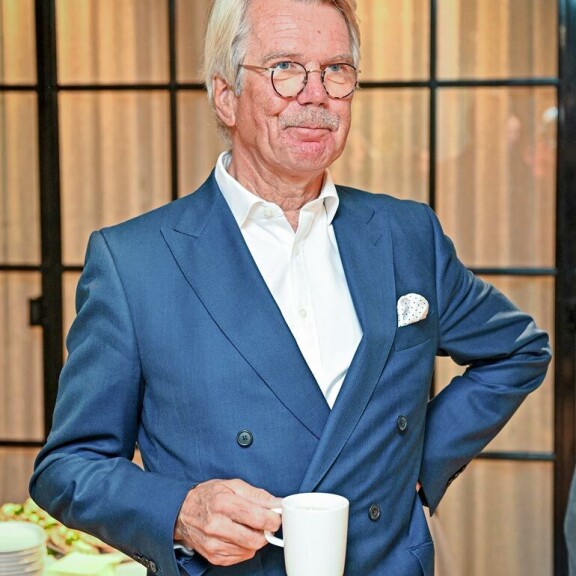 Björn Wahlroos, tienasi ensimmäisen miljoonansa 1990-luvun alussa. Satumaisen rikas hänestä tuli 1998, ryhdyttyään johtamaan osaomistamaansa investointipankkia. Björn Wahlroos, tienasi ensimmäisen miljoonansa 1990-luvun alussa. Satumaisen rikas hänestä tuli 1998, ryhdyttyään johtamaan osaomistamaansa investointipankkia.