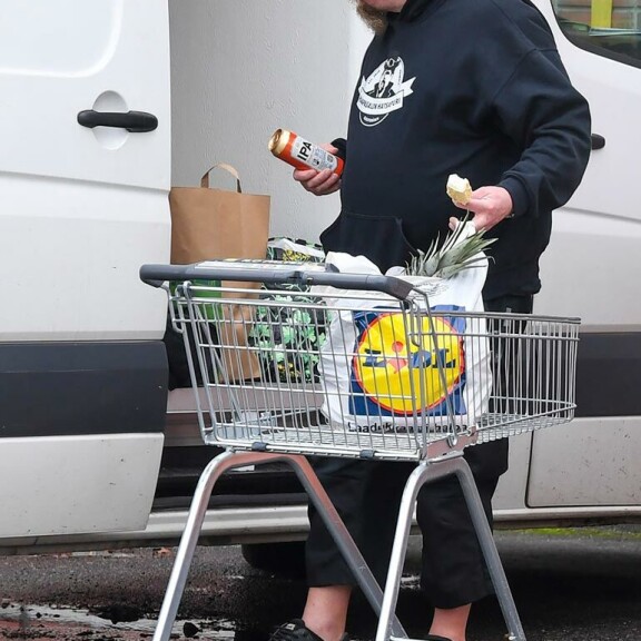 Villelle maistuu markettiolut. Kassiin sujahti Iisalmi Pale Ale -tölkki. Villelle maistuu markettiolut. Kassiin sujahti Iisalmi Pale Ale -tölkki.