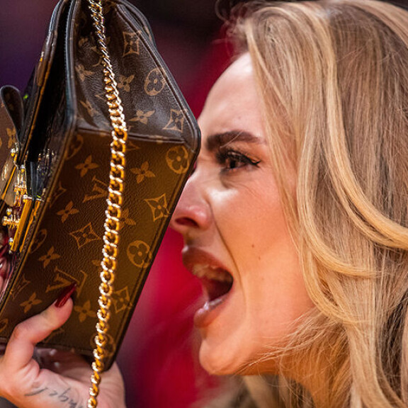 Nahkapukuun sonnustautunut Adele piiloutui luksuslaukkunsa taakse - katso hulvaton kuvasarja suhdeonnea hehkuvasta tähdestä! Adele