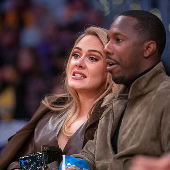 Pariskunta jännitti peliä aitiopaikoilla. Adele ja Rich Paul