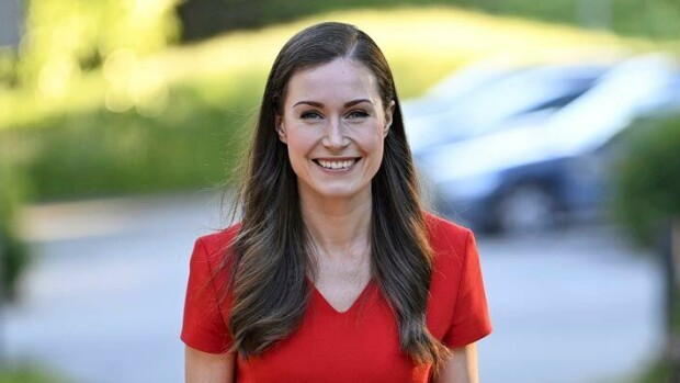 Sanna Marin bongaili julkkiksia Kallion trendikuppiloista – pääministeri jakeli jatkokutsuja Helsingin kesäilloissa Sanna Marin