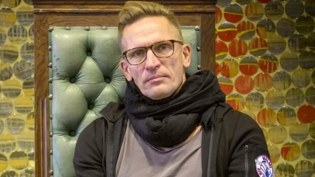 Rajusta lento-onnettomuudesta selvinneen Sami Saikkosen kasvot rakennettiin uudelleen: 'Minulle on laitettu titaania silmien alapuolelle, otsaan, nenään ja poskipäihin' Sami Saikkonen