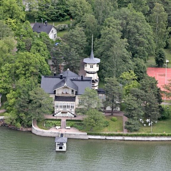 Pääministerin virka-asunto Kesäranta on vuonna 1873 valmistunut huvila Helsingin Meilahdessa. Kokonaisuuteen kuuluu myös rantasauna. Pääministerin virka-asunto Kesäranta on vuonna 1873 valmistunut huvila Helsingin Meilahdessa. Kokonaisuuteen kuuluu myös rantasauna.