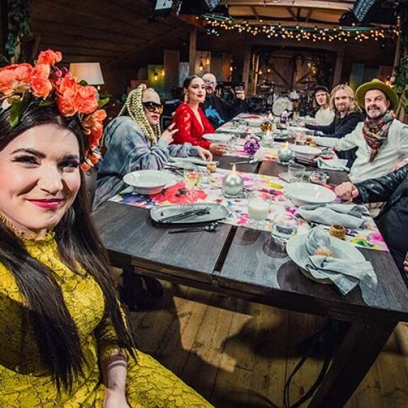 Kielletty rakkaus puhuttaa laulajia Vain elämää -pöydän ääressä. Suvi Teräsniska, Arttu Wiskari, Chisu, Anna Abreu, Pyhimys, Tuure Kilpeläinen, Anssi Kela, Jukka Poika