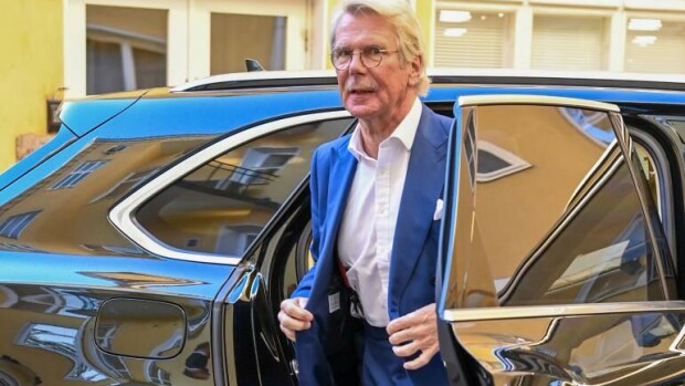 Jestas! Upporikas Nalle Wahlroos vaihtoi menopeliä – kohupankkiiri luottaa todelliseen öky-hybridiin: kuvat! Björn Walhroos