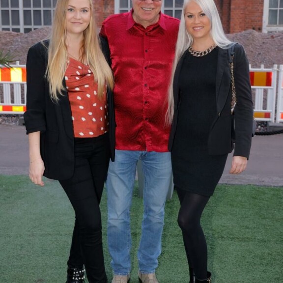 Vaaleat kaunottaret hyppäsivät käskystä isänsä kainaloon poseeraamaan. Vaaleat kaunottaret hyppäsivät käskystä isänsä kainaloon poseeraamaan.