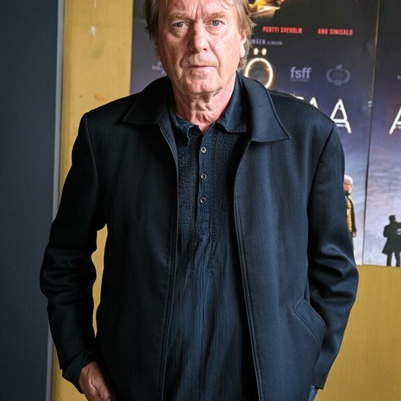 Juuri ensi-iltansa saaneen Yö armahtaa  -elokuvan ohjanneella Mika Kaurismäellä on useita projekteja sekä Suomessa että ulkomailla. – Pitää olla monta rautaa tulessa, kun ei koskaan tiedä, mikä niistä toteutuu. Juuri ensi-iltansa saaneen Yö armahtaa  -elokuvan ohjanneella Mika Kaurismäellä on useita projekteja sekä Suomessa että ulkomailla. – Pitää olla monta rautaa tulessa, kun ei koskaan tiedä, mikä niistä toteutuu.