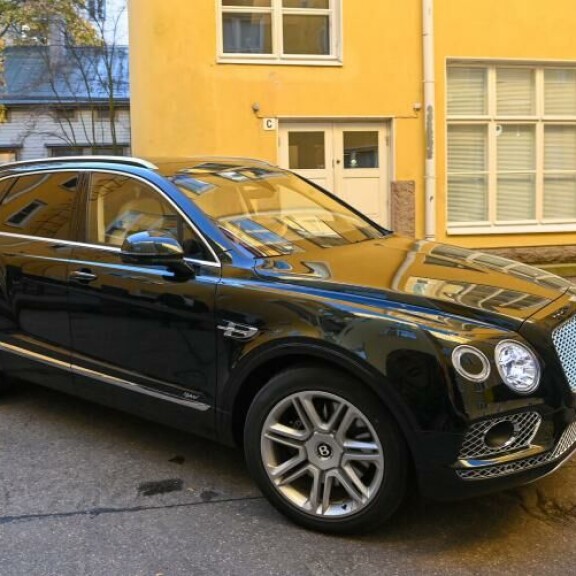 Halvimmillaan Bentley Bentayga Hybrid maksaa noin 200 000 euroa. Lisävarusteilla hintaa voi tulla helposti satatonnia lisää. Halvimmillaan Bentley Bentayga Hybrid kustantaa noin 200 000 euroa. Lisävarusteista riippuen summa voi kivuta helposti 300 tonniin.