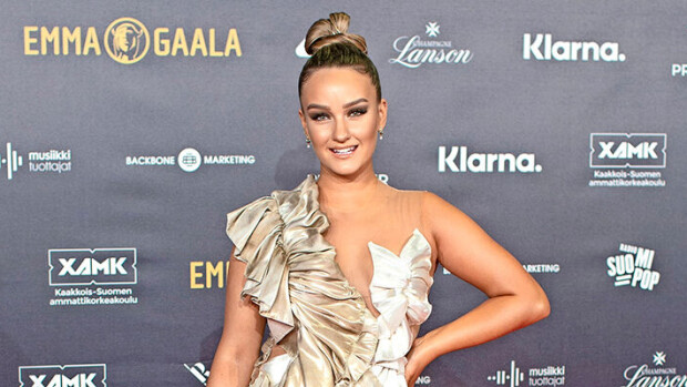 Upeasäärinen Nelli Matula teki paljastavan juhlamekon: 'Mulla ei ollu mitään kaavoja tähän' - kuvat Nelli Matula