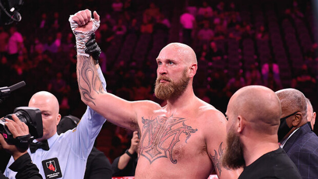 Apua! Voitokas Robert Helenius murjoi vastustajansa hurjaan kuntoon - kuva ei herkille Robert Helenius