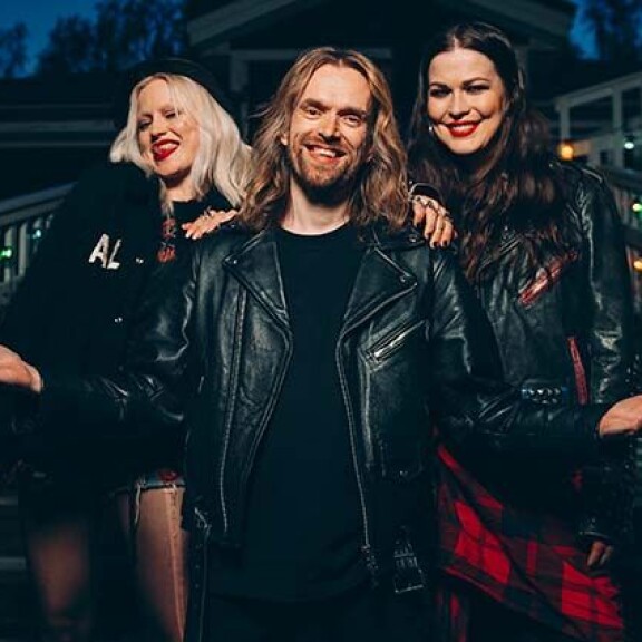 Chisu ja Jenni olivat haaveilleet yhteisesiintymisestä pitkään. Anssin päivänä haave totetutui. Jenni Vartiainen, Chisu, Anssi Kela