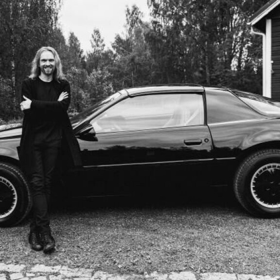 Anssi Kela esittelee ohjelmassa itse tuunaamaansa Ritari Ässän autoaan. Anssi Kela