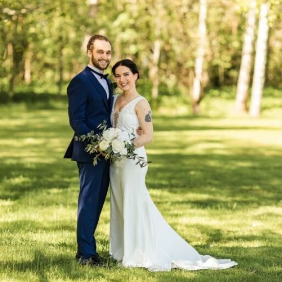 Henna ja Sami viihtyvät hyvin yhdessä. Ensitreffit alttarilla