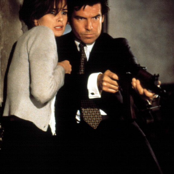 GoldenEye-elokuvassa James Bondia näytteli Pierce Brosnan ja sivuosaroolissa nähtiin Izabella Scorupco. GoldenEye-elokuvassa James Bondia näytteli Pierce Brosnan ja sivuosaroolissa nähtiin Izabella Scorupco.