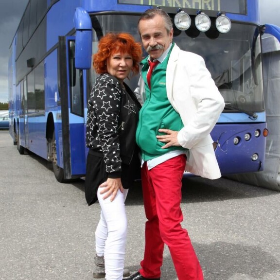 Kun Virve Rosti ja Leo Friman löivät hynttyyt yhteen, puhelin alkoi piristä keikoille. Menneisyyden Vankien laulusolistit ovat viihdyttäneet kansalaisia kautta maan. Kun Virve Rosti ja Leo Friman löivät hynttyyt yhteen, puhelin alkoi piristä. Menneisyyden Vankien laulusolistit ovat viihdyttäneet kansalaisia kautta maan.