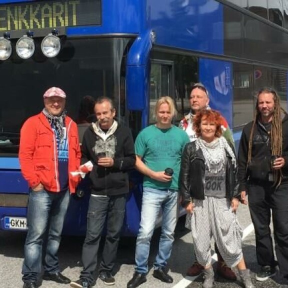 Kosteimpina keikkavuosina Menkkarit kehitti metodin, jolla kotipuheluista selvittiin. Kosteimpina keikkavuosina Menkkarit kehitti metodin, jolla kotipuheluista selvittiin.