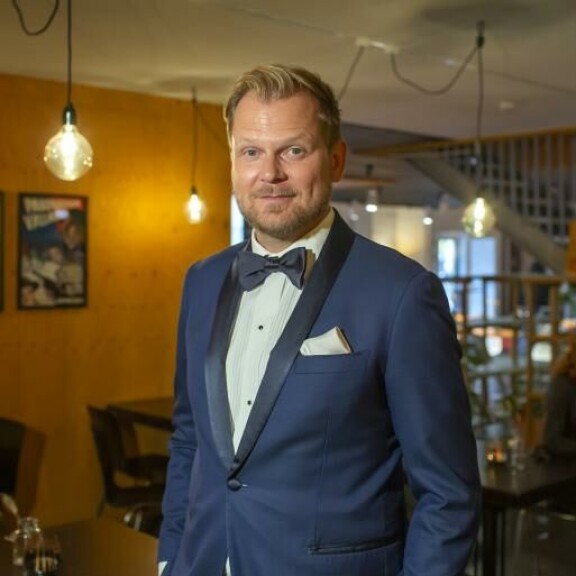 Antti Luusuaniemessä, 42, on sekä sydänkirurgi-Maxin seksikkyyttä että luuseri-Tommin arkista huumoria. Antti Luusuaniemessä on sekä sydänkirurgi-Maxin seksikkyyttä että luuseri-Tommin arkista huumoria.
