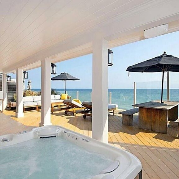 Avaralla terassilla on oma pieni spa, ja parin porrasaskelman päässä suosittu ranta. Avaralla terassilla on oma pieni spa, ja parin porrasaskelman päässä suosittu ranta.