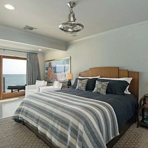 Päämakuuhuoneesta avautuu upea esteetön merinäköala. Kauniina päivinä ikkunan alla on tosin paljon auringonpalvojia. Päämakuuhuoneesta avautuu upea esteetön merinäköala. Kauniina päivinä ikkunan alla on tosin paljon auringonpalvojia.