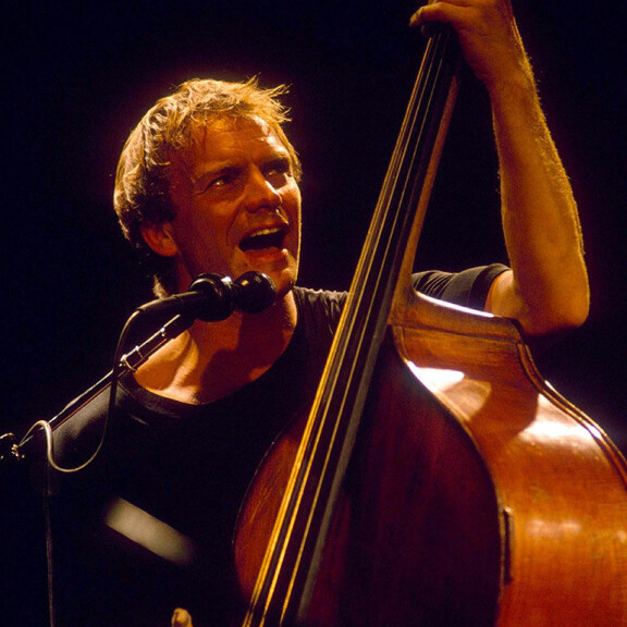 Sting esitteli taitojaan kontrabasson soittajana vuonna 1991. Sting
