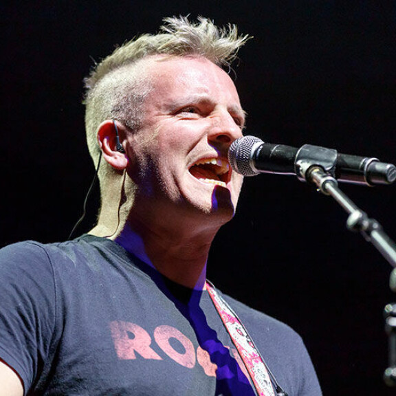 Joe muistuttaa niin ulkonäöltään kuin uravalinnaltaan isäänsä. Joe Sumner