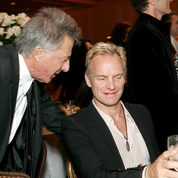Sting rupatteli näyttelijä Dustin Hoffmanin kanssa Unicef-gaalassa vuonna 2005. Sting ja Dustin Hoffman
