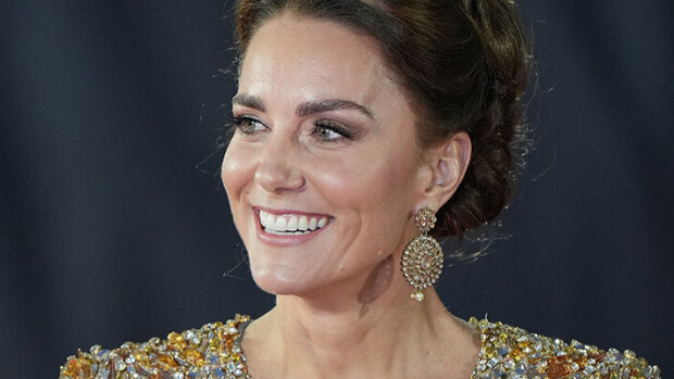 Wow! Herttuatar Catherine käänsi katseita läpikuultavalla kultapuvullaan – Bond-tähti Daniel Craig kommentoi tyhjentävästi näyttävää asuvalintaa! Herttuatar Catherine