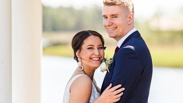 Ensitreffit alttarilla -sulhanen pettyy: Vaimolla on edelleen Tinder Ensitreffit alttarilla