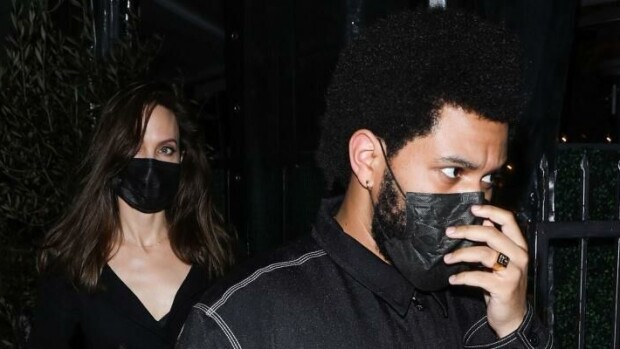 Onko tässä Hollywoodin uusi superpari?! Angelina Jolie ja The Weeknd illallistivat yhdessä - katso kuvat! Angelina Jolie ja The Weeknd