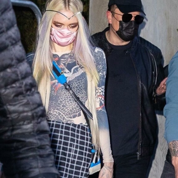 Paparazzi ikuisti Grimesin ja Elon Muskin viime keväänä. Paparazzi ikuisti Grimesin ja Elon Muskin viime keväänä.