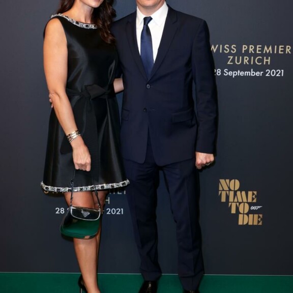 Kimi luotti takuuvarmaan tyköistuvaan pukuun, kun taas Minttu oli valinnut ylleen ökyluksusmerkki Pradan henkeäsalpaavan luomuksen. Kimi luotti takuuvarmaan tyköistuvaan pukuun, kun taas Minttu oli valinnut ylleen ökyluksusmerkki Pradan henkeäsalpaavan luomuksen.