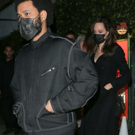 Angelina Jolie ja The Weeknd poistumassa ravintolasta. Angelina Jolie ja The Weeknd poistumassa ravintolasta.