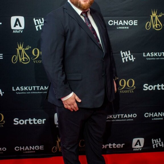 Akseli Herlevi kannusti Miss Suomi -kisassa menestynyttä tyttöystäväänsä Emmi Suurosta. Akseli Herlevi kannusti Miss Suomi -kisassa menestynyttä tyttöystäväänsä Emmi Suurosta.