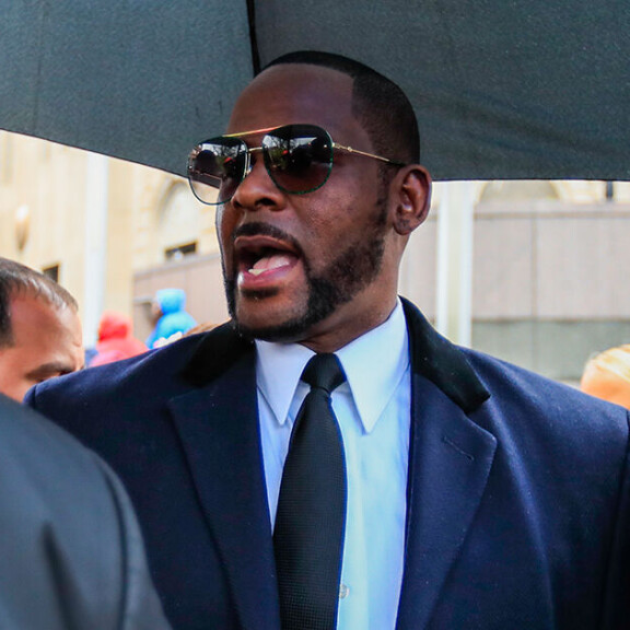 Kellyn uhrien joukkoon kuuluu naisia ja alaikäisiä tyttöjä, ja he ovat kertoneet Kellyn vaientaneen heidät eri keinoin. R. Kelly