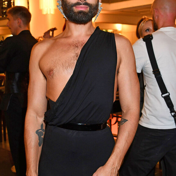 Laulaja oli laittanut hiuksensa kiinni ja turvautunut sen sijasta suuriin korvakoruihin. Conchita Wurst