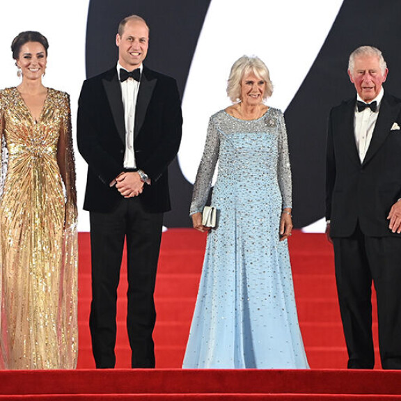 Kuninkaallinen nelikko tervehtii iloisena yleisöä Royal Albert Hallin portailla Lontoossa. Kate, William, Camilla ja Charles